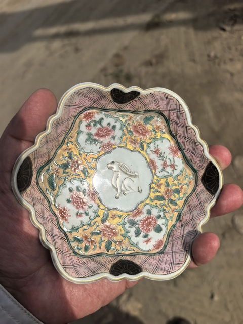 古玩陶瓷粉彩玉兔紋花口盤真品鑒賞圖