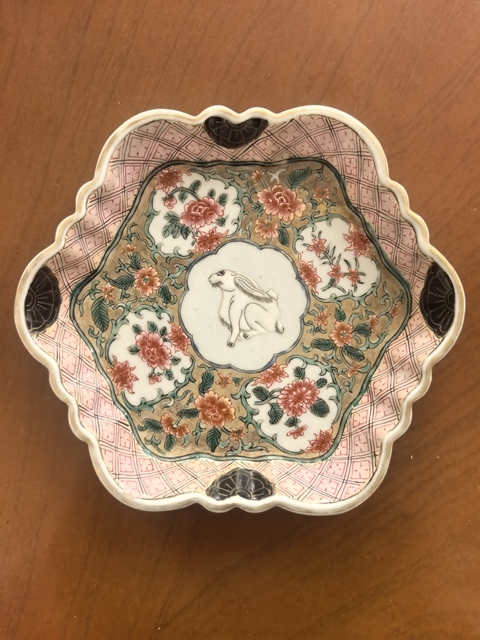 古玩陶瓷粉彩玉兔紋花口盤真品鑒賞圖