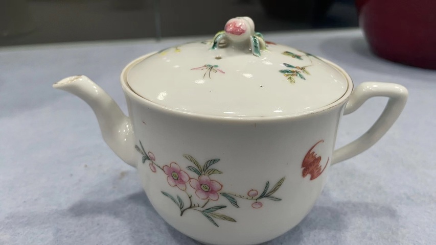 古玩陶瓷粉彩花卉紋參壺真品鑒賞圖