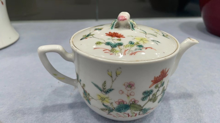 古玩陶瓷粉彩花卉紋參壺真品鑒賞圖