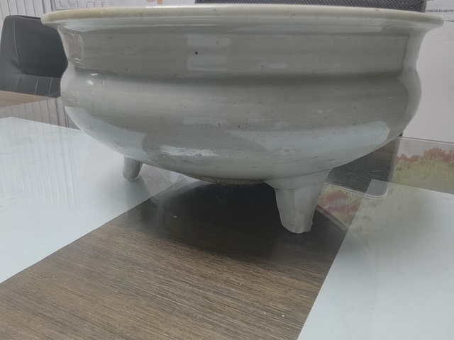 古玩陶瓷龍泉青瓷三足爐真品鑒賞圖