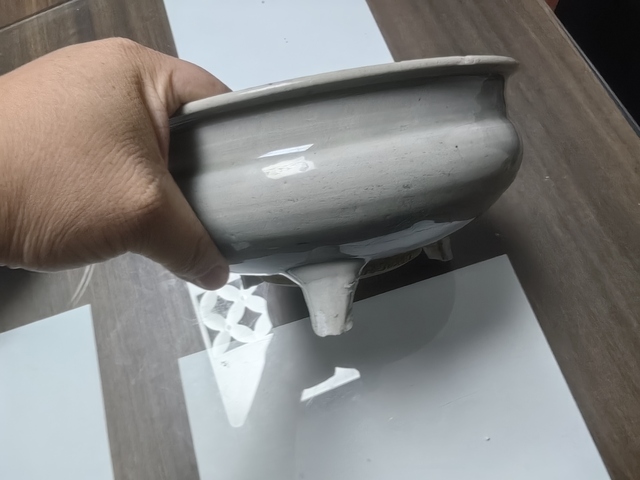 古玩陶瓷龍泉青瓷三足爐真品鑒賞圖