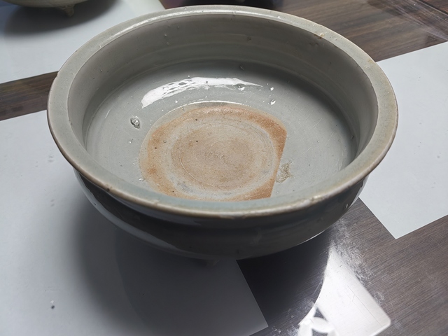 古玩陶瓷龍泉青瓷三足爐真品鑒賞圖