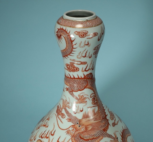 古玩陶瓷清晚期 礬紅龍紋蒜頭瓶真品鑒賞圖