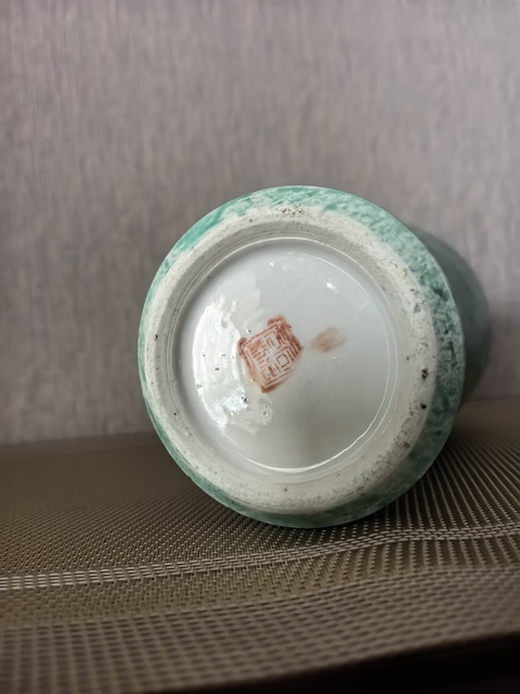 古玩陶瓷綠釉堆塑螭龍瓶真品鑒賞圖