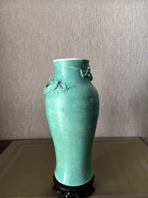 古玩陶瓷綠釉堆塑螭龍瓶真品鑒賞圖