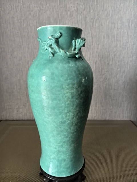 古玩陶瓷綠釉堆塑螭龍瓶真品鑒賞圖