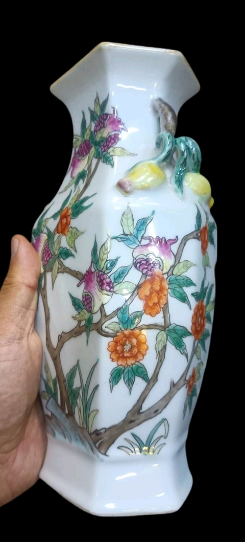 古玩陶瓷粉彩三多紋六方瓶真品鑒賞圖