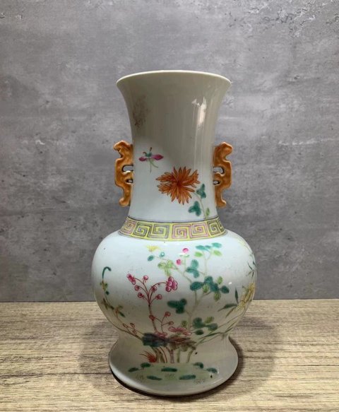古玩陶瓷花蝶紋粉彩雙耳瓶真品鑒賞圖