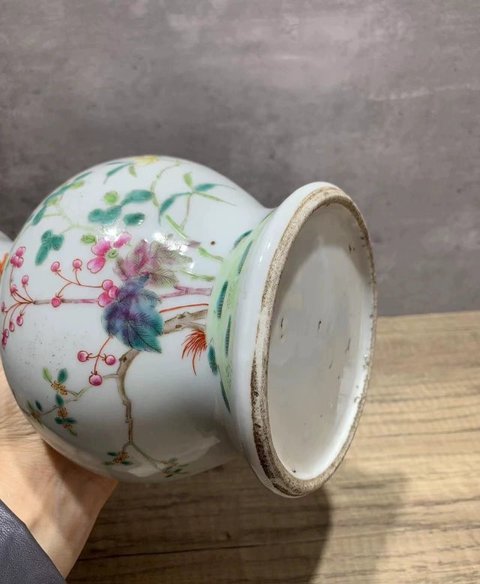 古玩陶瓷花蝶紋粉彩雙耳瓶真品鑒賞圖
