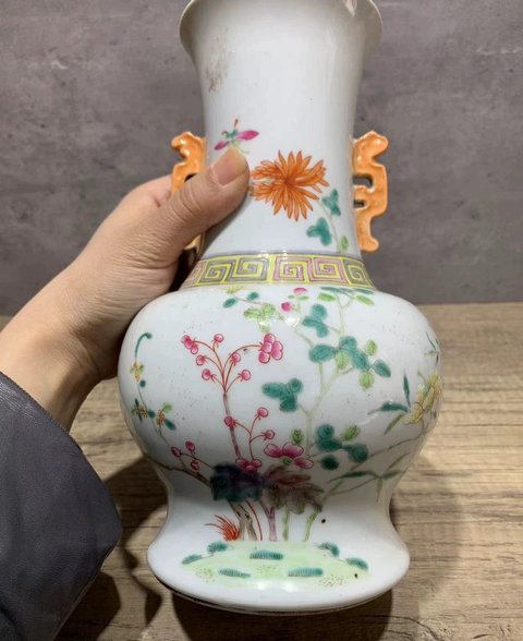 古玩陶瓷花蝶紋粉彩雙耳瓶真品鑒賞圖