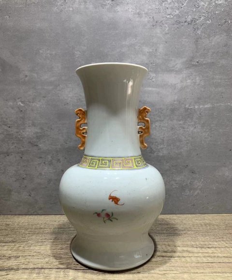 古玩陶瓷花蝶紋粉彩雙耳瓶真品鑒賞圖