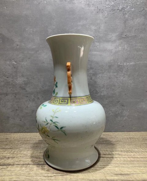 古玩陶瓷花蝶紋粉彩雙耳瓶真品鑒賞圖