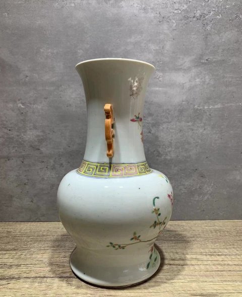 古玩陶瓷花蝶紋粉彩雙耳瓶真品鑒賞圖