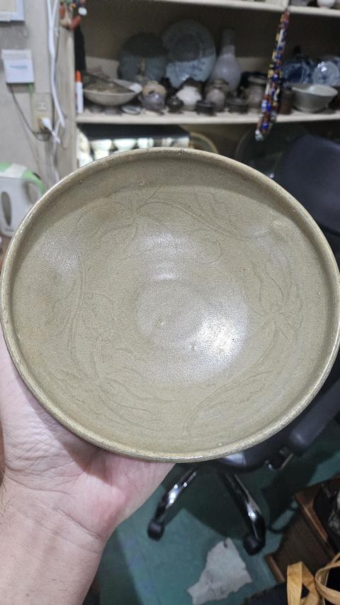 古玩陶瓷青釉刻花卉紋碗真品鑒賞圖
