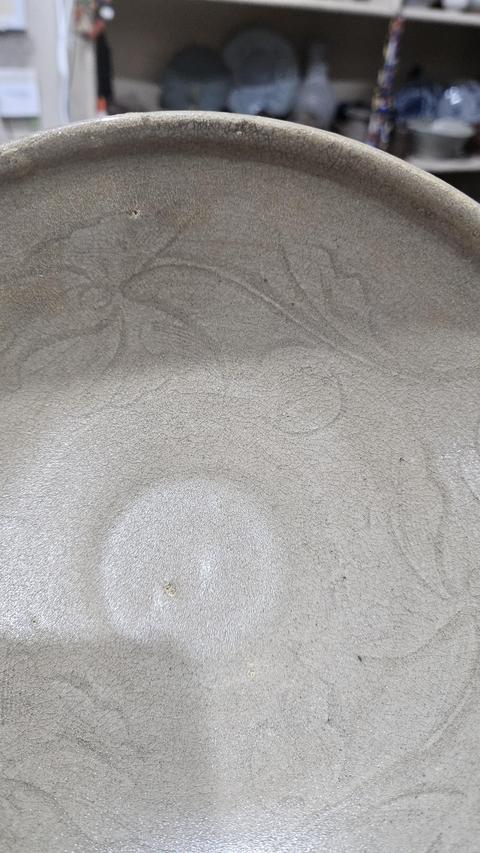 古玩陶瓷青釉刻花卉紋碗真品鑒賞圖