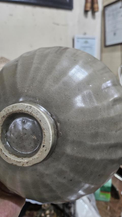 古玩陶瓷龍泉青瓷刻仰蓮紋碗真品鑒賞圖