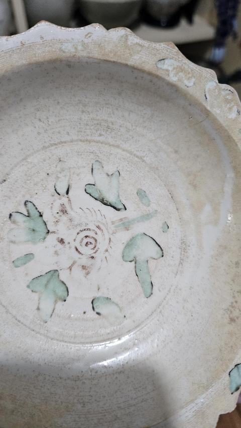 古玩陶瓷紅綠彩花卉紋盤真品鑒賞圖