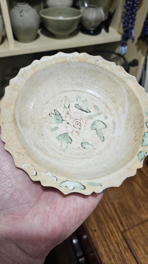 古玩陶瓷紅綠彩花卉紋盤真品鑒賞圖