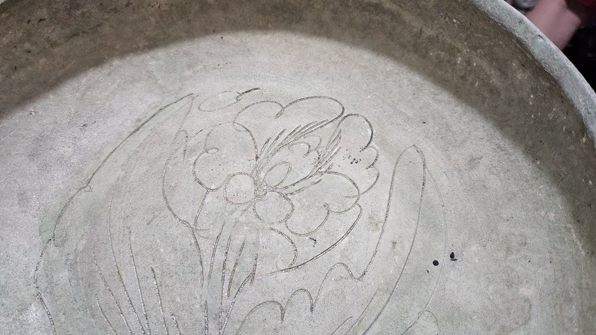 古玩陶瓷綠釉刻花洗真品鑒賞圖