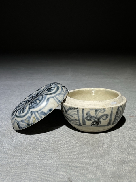 古玩陶瓷青花花卉紋粉盒真品鑒賞圖