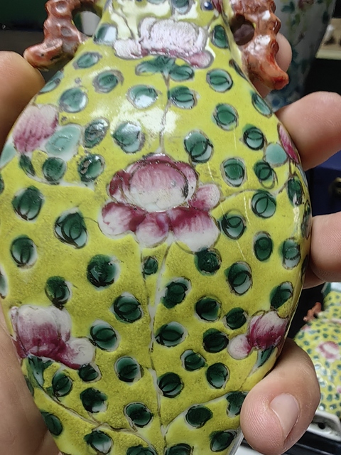 古玩陶瓷花卉紋粉彩壁瓶真品鑒賞圖
