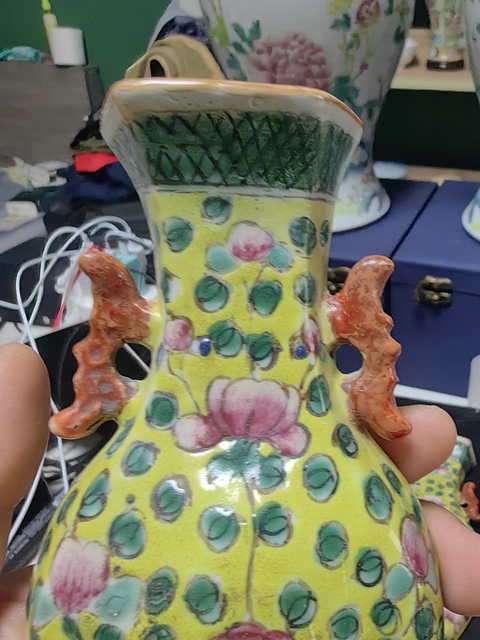 古玩陶瓷花卉紋粉彩壁瓶真品鑒賞圖