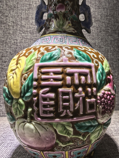 古玩陶瓷淺浮雕吉語花果紋粉彩雙耳撇口瓶真品鑒賞圖