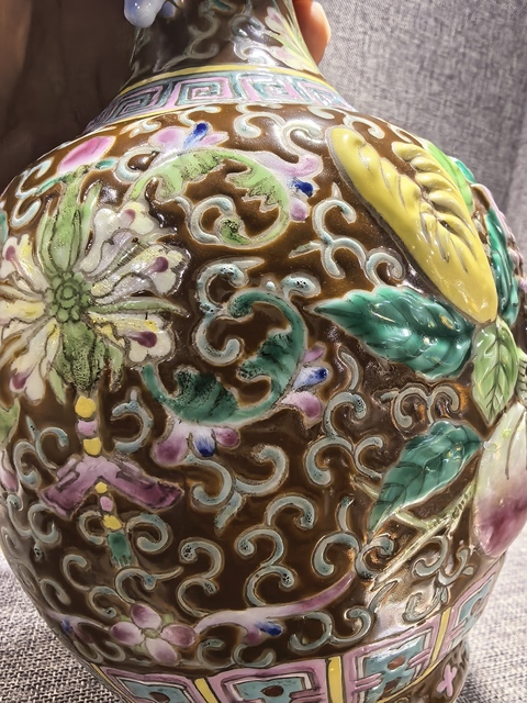 古玩陶瓷淺浮雕吉語花果紋粉彩雙耳撇口瓶真品鑒賞圖