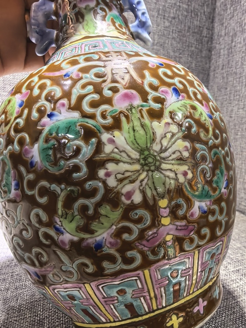古玩陶瓷淺浮雕吉語花果紋粉彩雙耳撇口瓶真品鑒賞圖