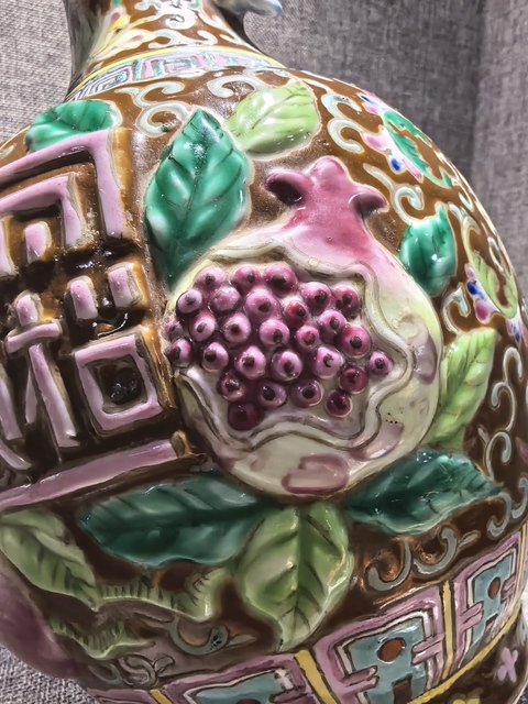 古玩陶瓷淺浮雕吉語花果紋粉彩雙耳撇口瓶真品鑒賞圖