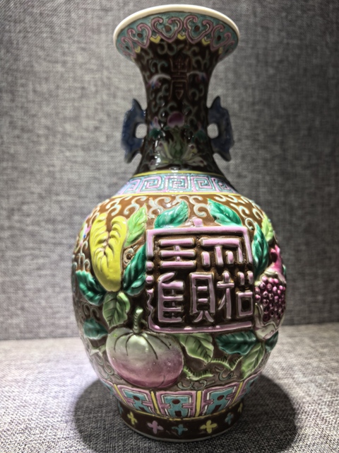 古玩陶瓷淺浮雕吉語花果紋粉彩雙耳撇口瓶真品鑒賞圖