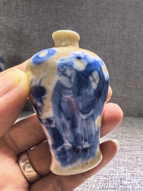 古玩陶瓷哥釉地青花人物梅瓶式鼻煙壺真品鑒賞圖