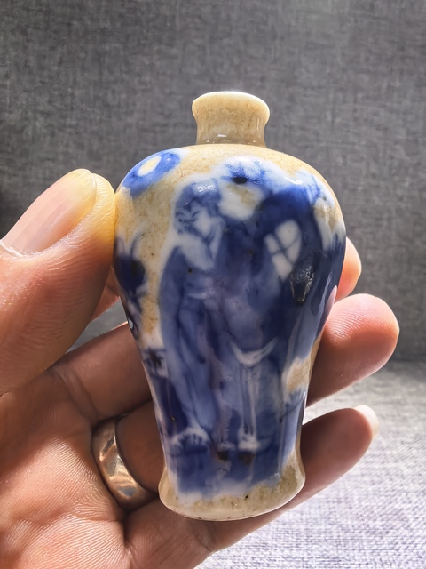 古玩陶瓷哥釉地青花人物梅瓶式鼻煙壺真品鑒賞圖