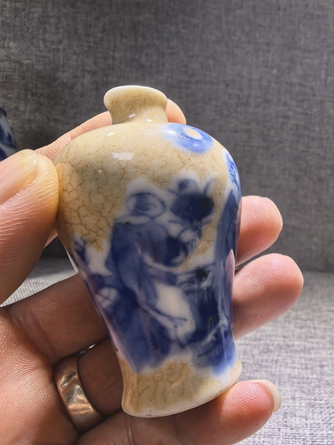 古玩陶瓷哥釉地青花人物梅瓶式鼻煙壺真品鑒賞圖