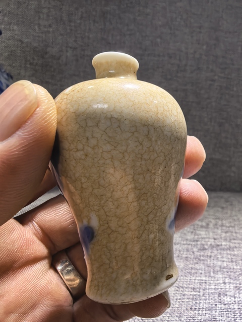 古玩陶瓷哥釉地青花人物梅瓶式鼻煙壺真品鑒賞圖