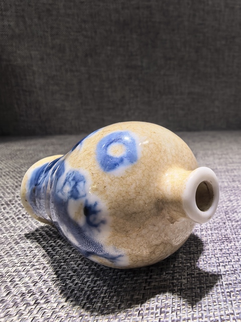 古玩陶瓷哥釉地青花人物梅瓶式鼻煙壺真品鑒賞圖