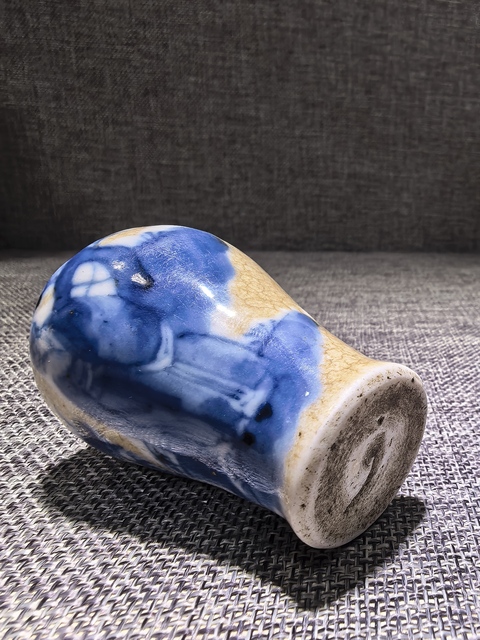 古玩陶瓷哥釉地青花人物梅瓶式鼻煙壺真品鑒賞圖