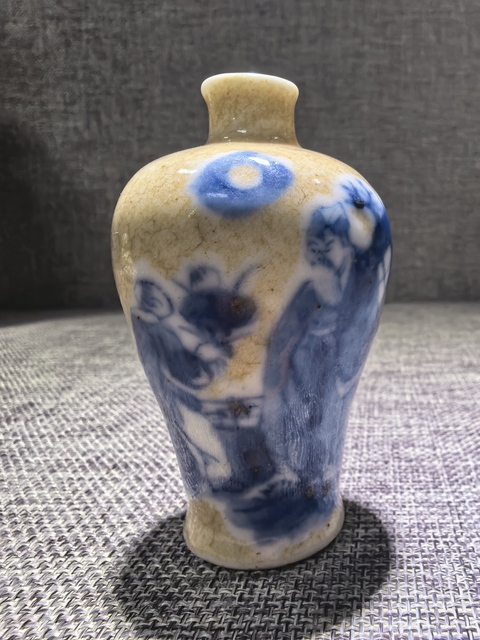 古玩陶瓷哥釉地青花人物梅瓶式鼻煙壺真品鑒賞圖