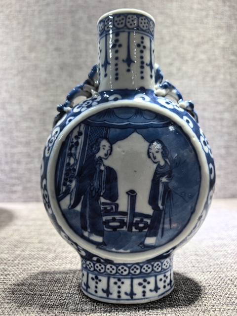古玩陶瓷仕女紋青花抱月瓶真品鑒賞圖