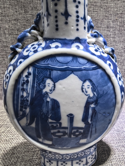 古玩陶瓷仕女紋青花抱月瓶真品鑒賞圖