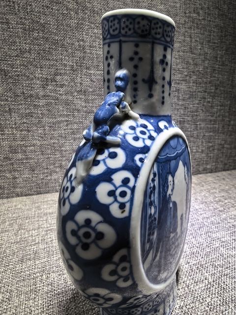 古玩陶瓷仕女紋青花抱月瓶真品鑒賞圖