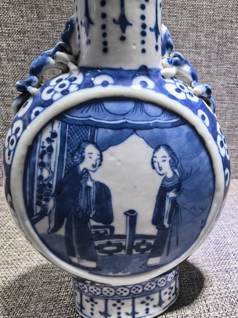 古玩陶瓷仕女紋青花抱月瓶真品鑒賞圖