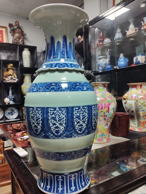 古玩陶瓷豆青釉青花瓶真品鑒賞圖