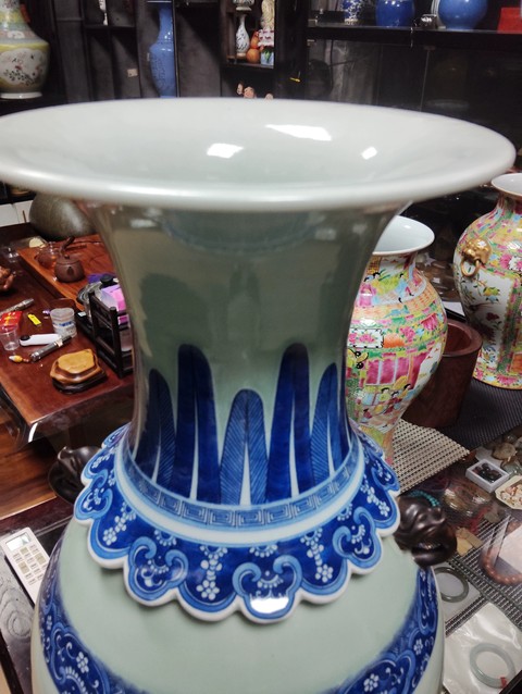古玩陶瓷豆青釉青花瓶真品鑒賞圖