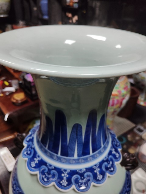 古玩陶瓷豆青釉青花瓶真品鑒賞圖