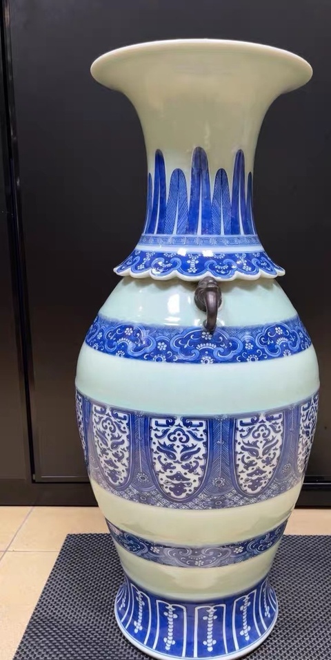 古玩陶瓷清中期 豆青釉青花大瓶真品鑒賞圖