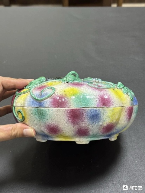 古玩陶瓷桃花凍堆花紋瓜棱調色盒真品鑒賞圖