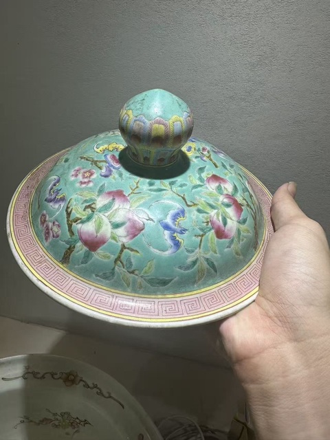 古玩陶瓷松石綠地粉彩蝠壽紋蓋子真品鑒賞圖