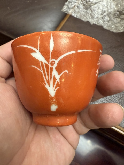 古玩陶瓷珊瑚紅留白花卉紋杯真品鑒賞圖